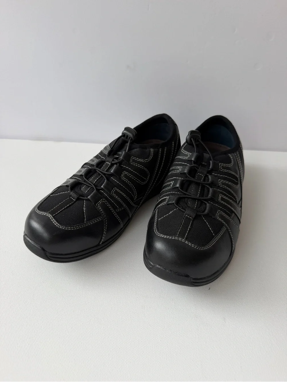 Drew Women’s 7W Wide Black Leather Mesh Comfort Walking Shoes Bungee NWOT